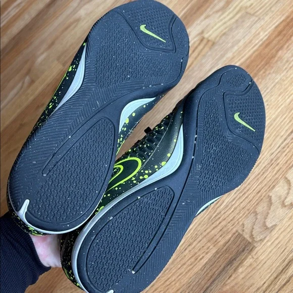 Nike size 8 Magista Men’s Black & Volt Indoor Soccer Shoes for turf - Picture 9 of 9